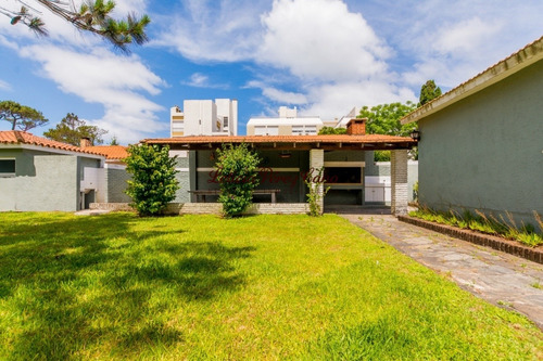 Venta De Casa En Playa Mansa, 3 Dormitorios- Ref: 19080