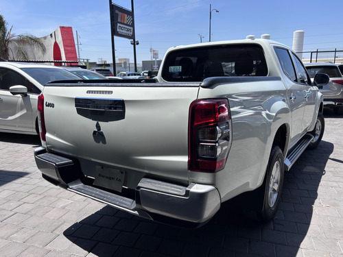 Mitsubishi L200 2.4 Cabina Doble 4x2 Mt