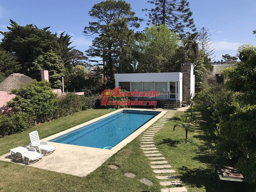 Casa En Mansa 4 Dormitorios Con Piscina Y Barbacoa- Ref: 5471