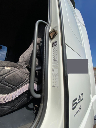 Imagem 10 de 15 de Volvo- Fh-540-globetrotter - 6x4 -2012 - Branco - Filé