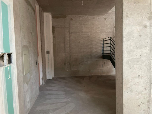 Arriendo Local Comercial De 107,48 M2 + 62,94 M2 De Altillo,