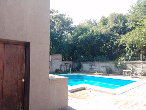 Vendo Casa : 2 Dormitorios ,baño , Living ,cocina Comedor .