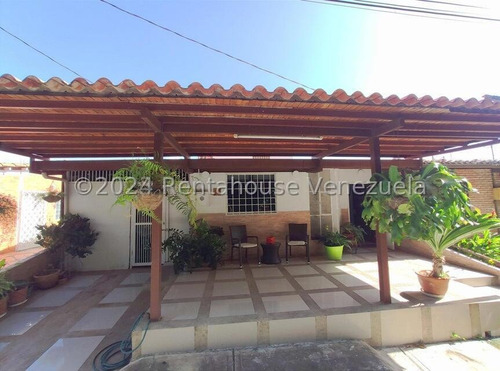  Casa En Venta  En Urb. Tierras Del Sol Cabudarequeda Con Cocina Equipada, 4 Aires Acondicionados (tres Split Y Uno De Ventana) Y 2 Tanques De Agua De 1000lts Gabriela C.