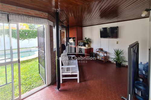 Hermosa Casa Semicéntrica De Tres Dormitorios Con Pileta
