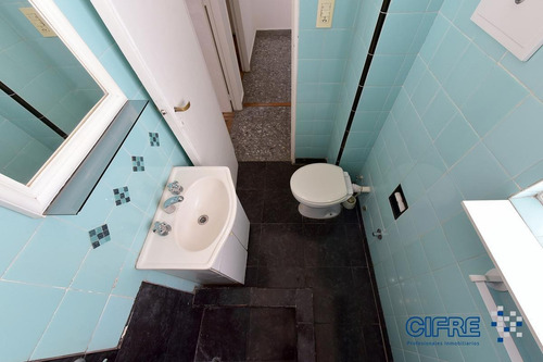 Departamento De 2 Ambientes, Lateral, Segundo Piso Por Escalera.