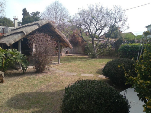 Casa En Venta - 2 Dormitorios 1 Baño - Parque Con Parrilla - 110mts2 - Francisco Alvarez