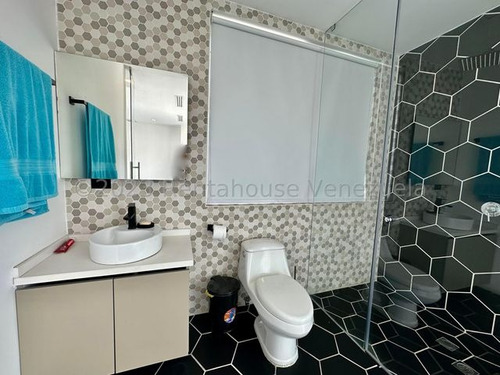 Lujoso Penthouse Ubicado En Los Naranjos De Las Mercedes. #24-15045