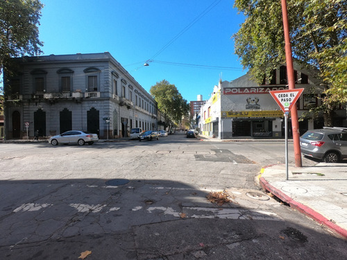 Atención Inversionistas! Venta De Importante Inmueble En Zona De La Ciudad En Continua Revitalización. Edificio En Dos Plantas, En Padrón Único