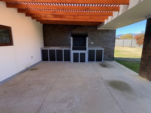 Casa En Arriendo De 4 Dorm 3 B. En Condominio Olivar