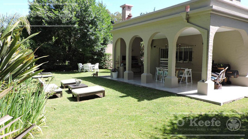 Casa De Estilo Colonial En Venta  En Country Club El Carmen