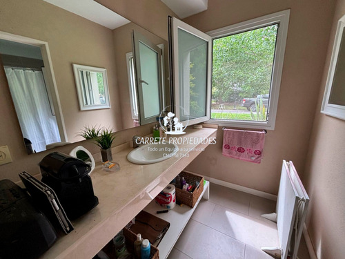 Casa En Venta Los Jazmines De 3 Dormitorios Y Dependencia. Pilar Del Este.