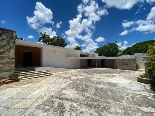 Casa En Esquina En Zona Comercial En  Buenavista, Al Norte De Merida