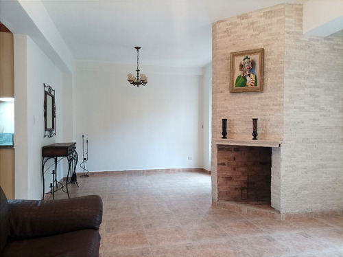 En Venta Casa De 2 Plantas Precio De Oportunidad, Cocina Concepto Abierto, Calle Cerrada, Urbanización Alto Hatillo. Ln