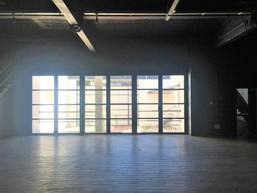 Centro Logístico En Tres Cruces Con Showroom