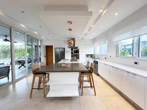 Increible Casa En Venta -vista A La Laguna Y Golf -el Canton
