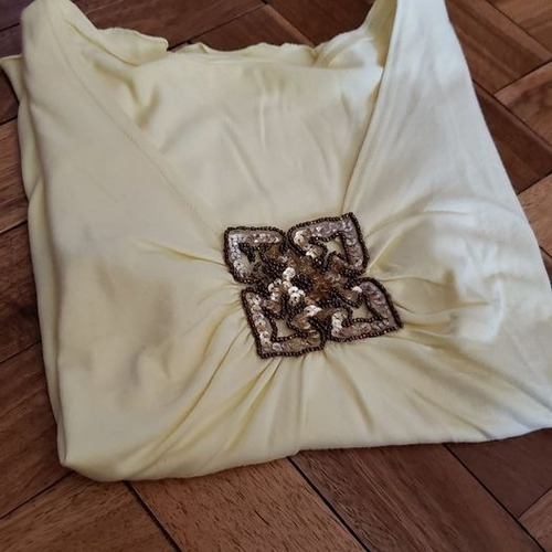 Remera Urbana Con Aplique De Lentejuelas Tonos Cobre