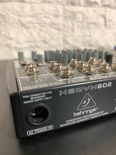 Consola Behringer Xenyx 802 - 4 Canales 2 Mono/2 Estéreo (Usado)