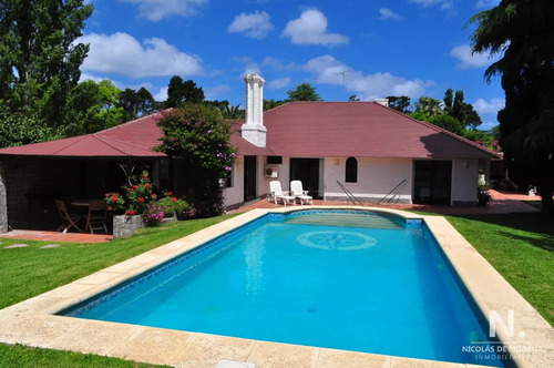 Casa De Gran Tamaño Ubicada En Zona De Paz Y Tranquilidad.