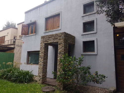 Venta De Casa 4 Amb Con 2 Baños, Parque, Parrilla Y Cochera