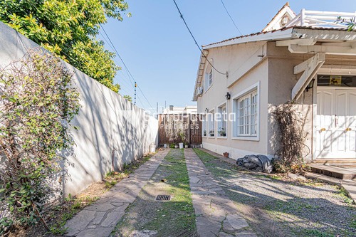 Venta Casa 5 Ambientes Con Garaje, Quincho Y Piscina En Haedo.