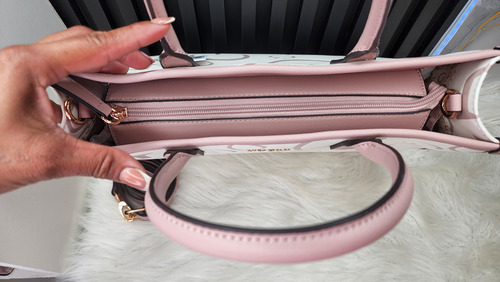 Bolsa Guess Bg958023 Nueva 100 % Original Con Etiqueta Rosa Pálido Estampado Oro Rosa Pálido