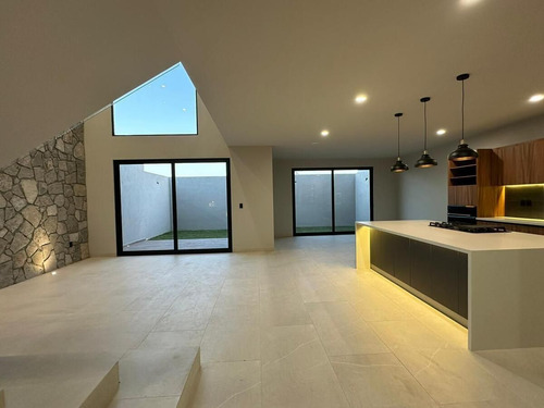 Se Vende Hermosa Residencia Con Diseño De Autor En Lomas De Juriquilla