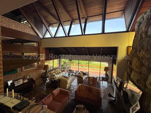 Casa En Venta En Alto Hatillo. Calle Cerrada Con Vigilancia. Negociable