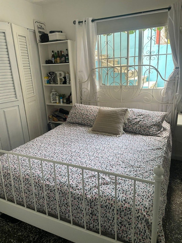 Imagen 3 de 3 de Cama Queen + Colchón + Juego De Colcha Reversible