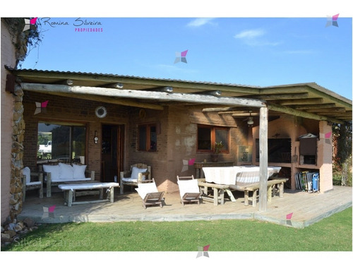 Casa En Punta Ballena, 5 Dormitorios *- Ref: 7977