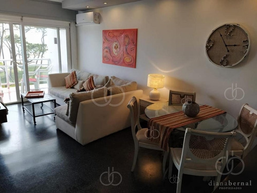 Imagen 5 de 9 de Apartamento Con Vista Al Mar De 1 Dorm. Playa Mansa, Punta Del Este- Ref: 54567