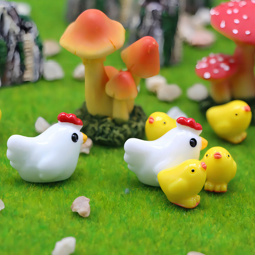 Pollos en miniatura y huevos de gallina para manualidades con té