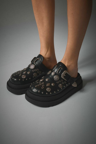 Zapato Zueco Birk Negro Aplique De Tacha Plataforma Base Eva