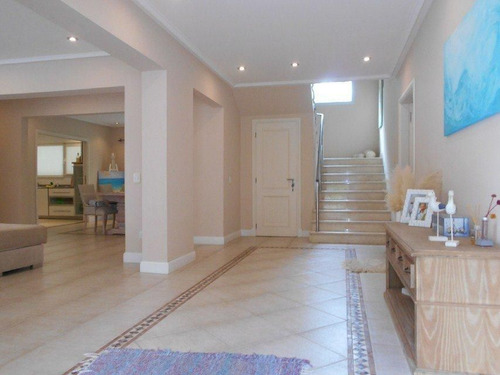 Chalet Moderno, En Dos Plantas, De 4 Dormitorios, Doble Gara