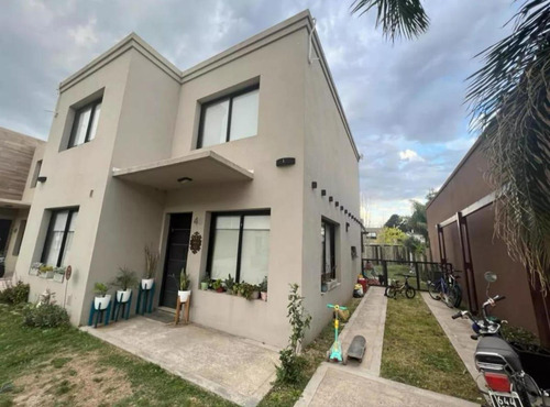 Casa En Venta - 3 Dormitorios 2 Baños - Cocheras - 299mts2 - Ituzaingó