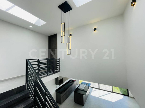 Venta Casa En Privada 3 Recamaras, 3 Baños, Con Jardín Y Sótano, Zona Cholula