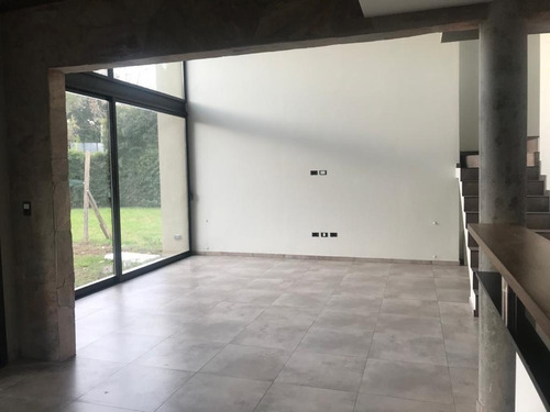 Imagen 6 de 13 de Casa De 4 Ambientes En Barrio Privado