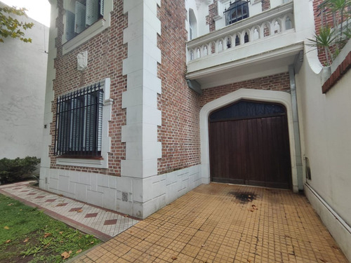 Casa De Estilo Banfield Residencial Acevedo 1200