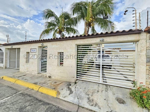 Se Vende Casa Quinta San Jacinto Maracay 24-10972 Ec