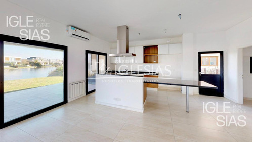 Casa Al Lago En Venta Con 4 Dormitorios En Los Lagos, Nordelta.