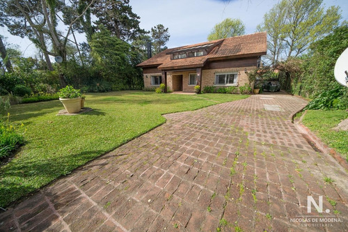 Vende Casa En Barrio Golf, Zona Exclusiva Cerca Del Mar, Punta Del Este 