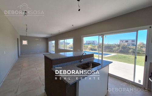Casa En Venta En Barrio-el Canton -al Agua-zona Norte -a La Laguna-escobar