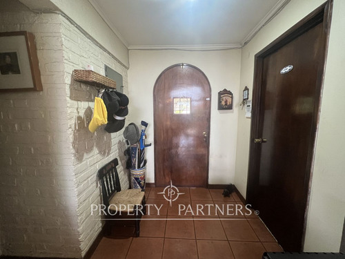 Casa Sólida Estilo Español En Sector Tradicional