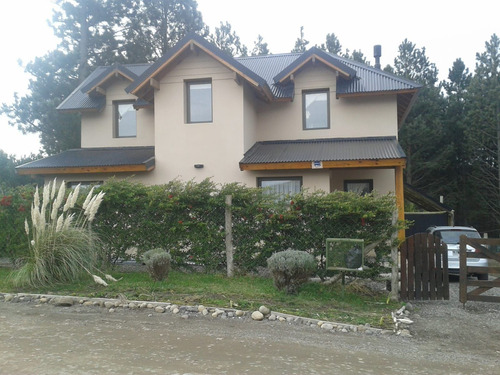 Fina Patagonia. Casa En Venta En Barrio El Portal De 2 Dormitorios C/ Cochera En San Martín De Los Andes