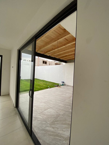 Imagen 2 de 15 de Residencia En Lomas De Juriquilla, Jardín, 3 Recamaras, Sal