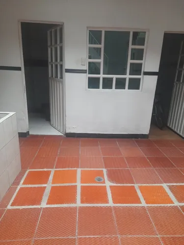 Casa Con 5 Apartamentos,4 Baños,4 Cocinas,un Aparta Estudio,
