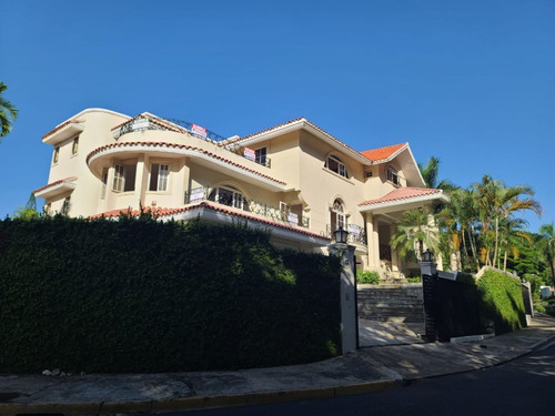 Alquilo Hermosa Mansión De 3 Niveles En Zona Exclusiva De Los Ríos Solo Para Vivienda (no Negocio) Codigo: Pd06