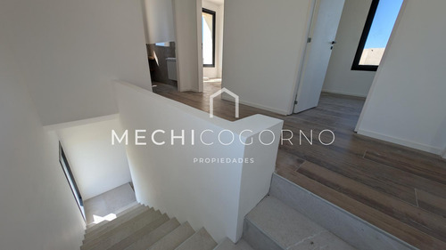 Casa En Venta En Dos Plantas 4 Habitaciones Pileta Perimetral