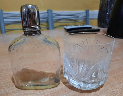 Petaca Antigua Vidrio Tapa Metal Y Vaso Whisky Tallado 