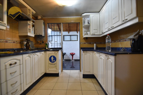 Se Vende Casa. 5d 2b Con Estacionamiento, Comuna De Maipú.