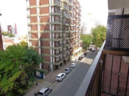 Imagen 2 de 8 de Temporada | 1 Ambiente A La Calle Con Balcón